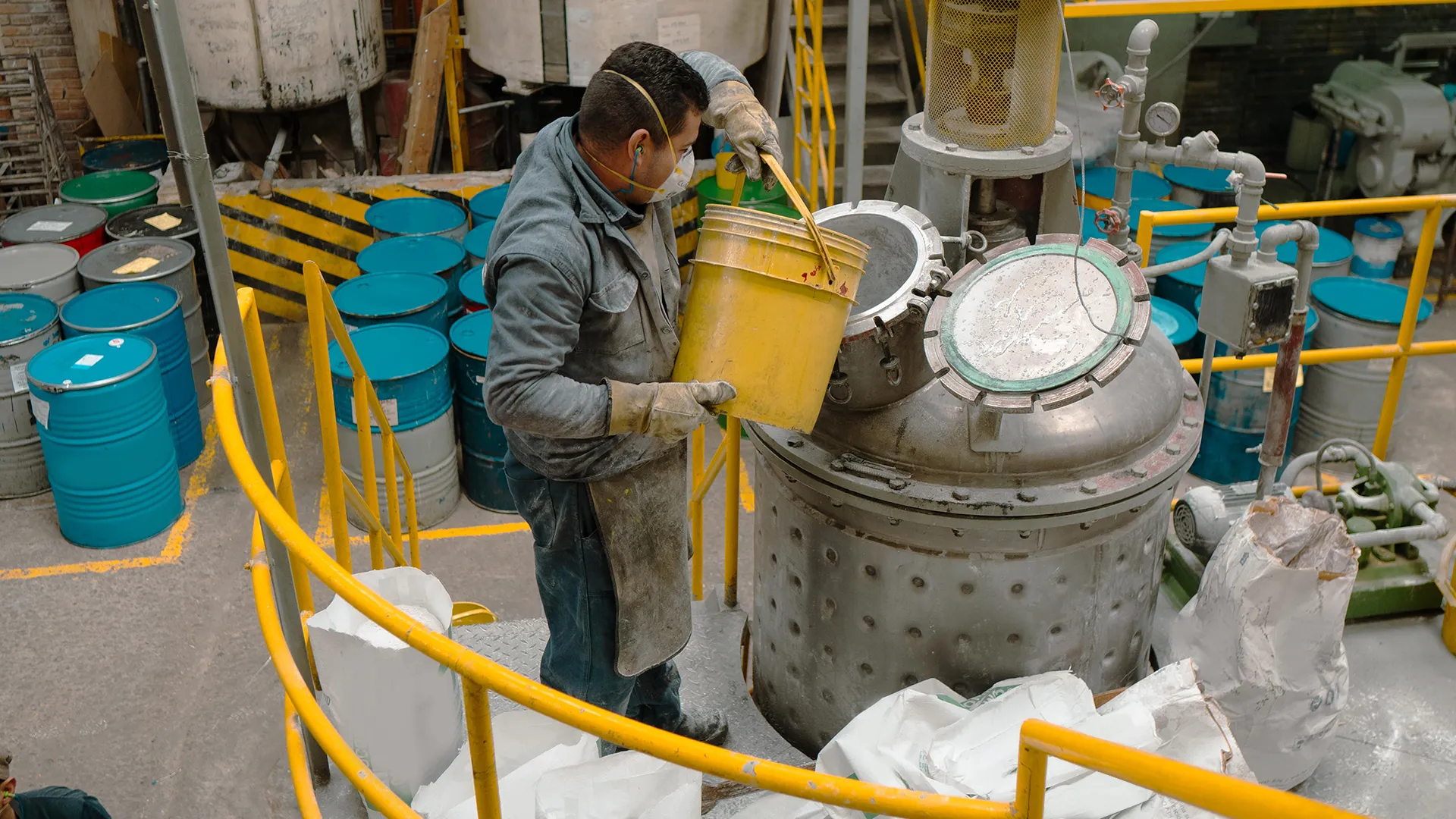 Fabricamos tintas para serigrafía textil y Plastisol, para la industria Automotriz, Textil y Publicitaria