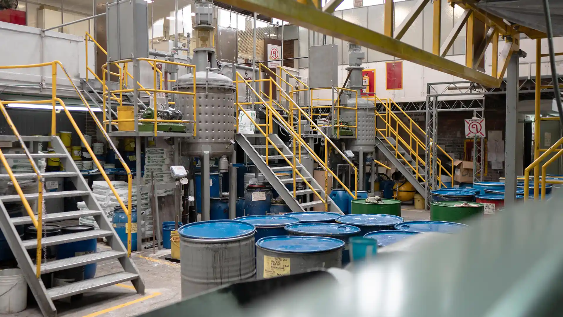 Fabricamos tintas para serigrafía textil y Plastisol, para la industria Automotriz, Textil y Publicitaria