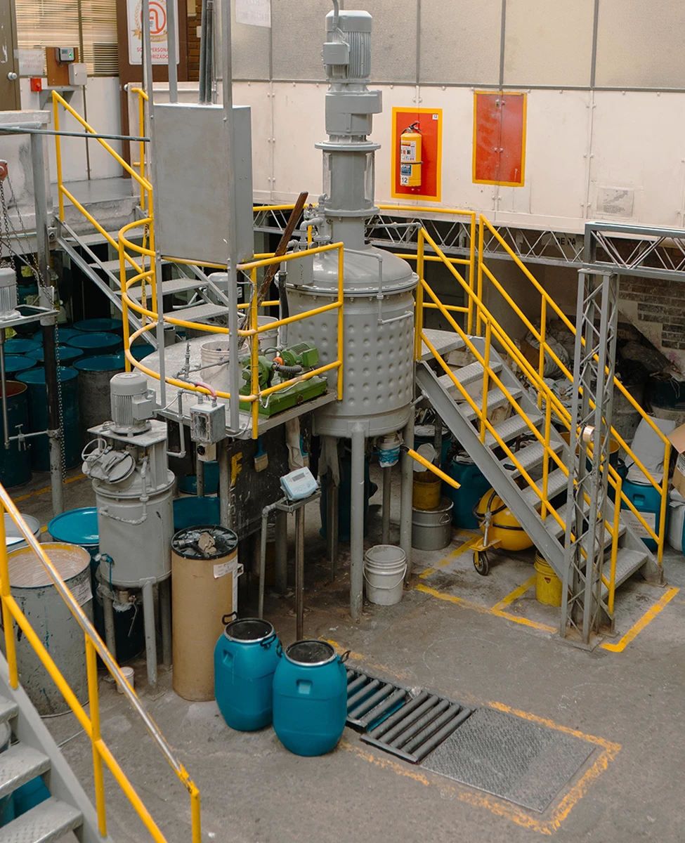 Fabricamos tintas para serigrafía textil y Plastisol, para la industria Automotriz, Textil y Publicitaria